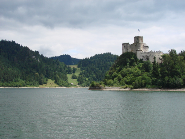 Widok z jeziora na zamek w Niedzicy.
