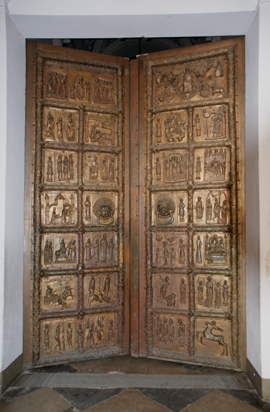 Drzwi katedry
